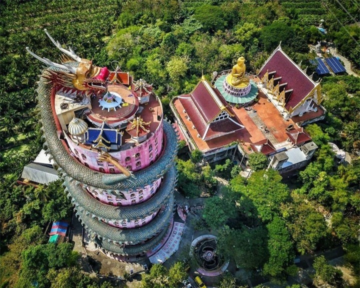 Thái Lan: bí ẩn phía sau ngôi chùa hồng tuyệt tác với hình rồng khổng lồ quấn quanh