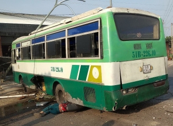tin tuc tai nan giao thong noi bat ngay 12 xe buyt mat phanh lao qua dai phan cach 1 nguoi chet tai cho