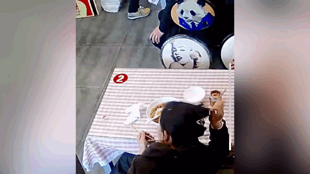 video nguoi phu nu dung chieu de quyt tien bat mi