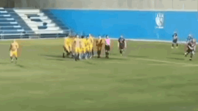 Video: Cầu thủ tức mình lao vào đánh trọng tài, rồi tự rời sân