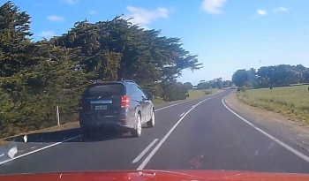 Camera giao thông: Đánh lái để vượt xe, tài xế vô tình phi thẳng "xuống ruộng"