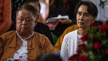 tro ly than can cua ba aung san suu kyi bi bat luc nua dem tai nha con gai