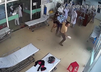video benh nhan xong vao hanh hung bac si khi bi nhac nho deo khau trang
