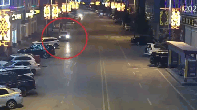 Camera giao thông: Cãi nhau với vợ, tài xế lên cơn nóng giận lái xe đâm liên tiếp 8 ô tô trên đường