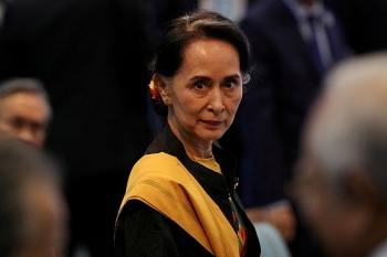 canh sat su dung vu luc dot kich tru so dang cua ba aung san suu kyi khi troi vua toi
