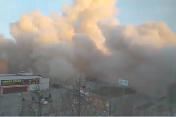 Một siêu thị Nga đổ sập hoàn toàn sau tiếng nổ lớn, cứu hộ đang tìm kiếm các nạn nhân bị chôn vùi