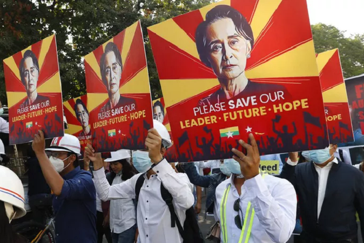 quan doi myanmar gia han giam giu ba aung san suu kyi