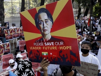 ba aung san suu kyi doi mat toi danh vi pham luat quan ly tham hoa quoc gia