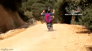 camera giao thong thanh nien boc dau xe roi mat lai nguoi di duong oan gia