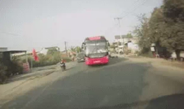 camera giao thong xe khach lan sang lan nguoc chieu tong vang nguoi di xe may