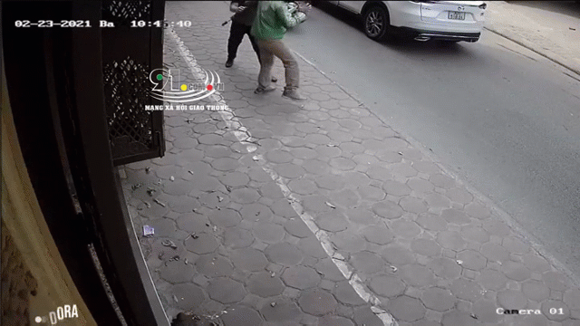 camera giao thong tai xe xe om bi nguoi lai o to thang tay dam tui bui tren pho