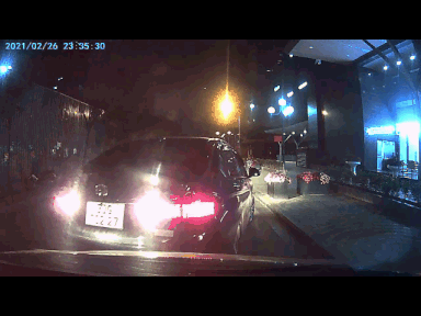 Camera giao thông: Sau va chạm giữa khuya, hai ô tô rượt đuổi nhau trên phố Hà Nội