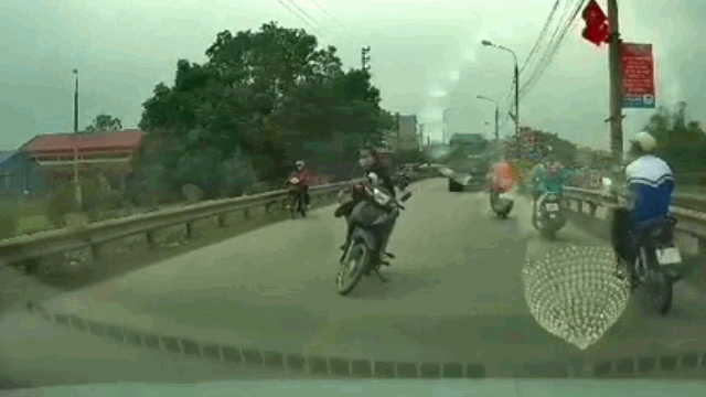 camera giao thong dung xe giua duong dong duc co gai ung dung nhan nha ngoi vat chan ngam canh
