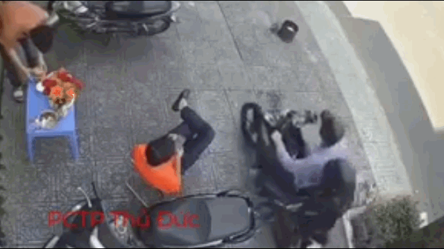 video bi cuop ap sat nguoi dan ong co man phan ung kho tin