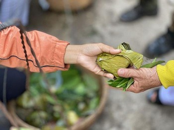 Độc đáo phiên chợ ở Tây Ninh chỉ dùng lá cây thay tiền