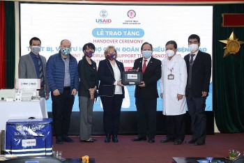 usaid hoa ky trao tang thiet bi va thuoc dieu tri lao cho viet nam