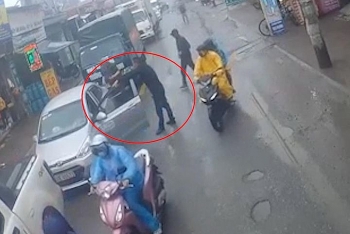 Camera giao thông: Tài xế xe bán tải hùng hổ chặn đầu, dùng gậy đập vỡ kính ô tô con phía sau
