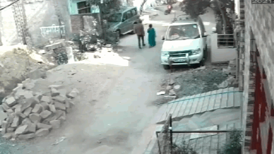 video giat day chuyen ngay tren co nguoi phu nu giua ban ngay