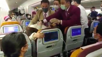 tiep vien danh phi cong gay rang tren may bay sau cai va lien quan den nha ve sinh