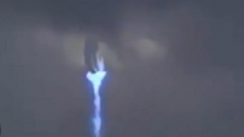 video ufo roi khoi trai dat qua lo sau vu tru