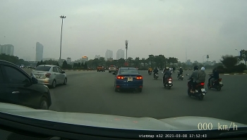 camera giao thong o to lang lach tong 2 me con nga vang xuong duong roi ro ga chay