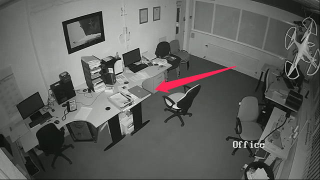 Video: Laptop bất ngờ nổ tung, thiêu rụi cả văn phòng