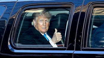 xuat hien o new york ong trump di khao sat tinh hinh kinh doanh