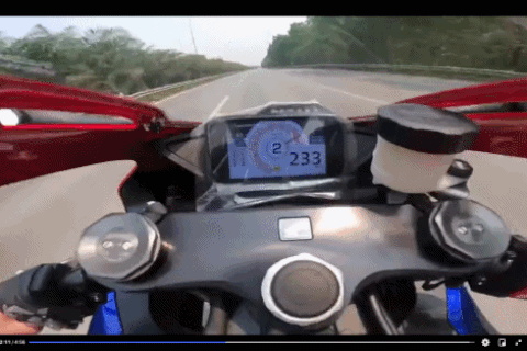 camera giao thong quai xe vit ga gan 300kmh tren dai lo thang long