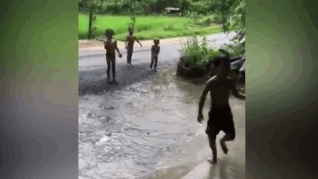video co tinh doi mua de treu cho 4 cau be chay te khoi