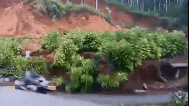video lo dat kinh hoang nhu ngay tan the