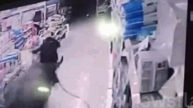 video trau dien chay vao sieu thi huc vang nguoi dung mua hang