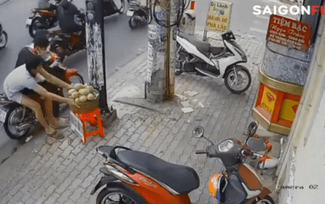 video 3 thanh nien chom nguyen ro xoai cua nguoi ban hang rong roi phong di