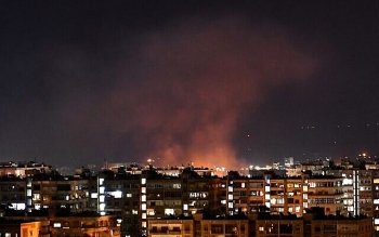 phong khong syria ban no mot loat ten lua tan cong cua israel o damascus