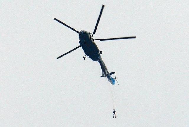 Binh sĩ Nga may mắn thoát nạn sau khi bị treo lủng lẳng dưới bánh trực thăng