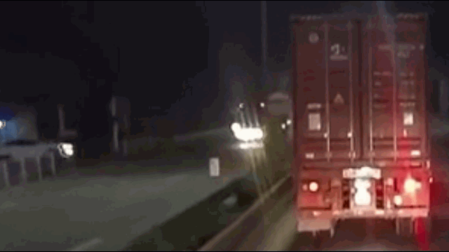 camera giao thong o to 5 cho lao qua duong nhu ten ban tong vao dau container