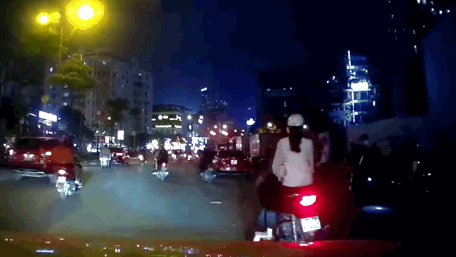 Camera giao thông: Thanh niên bẻ lái, "thông chốt" CSGT khiến người ngồi phía sau loạng choạng bật ngửa