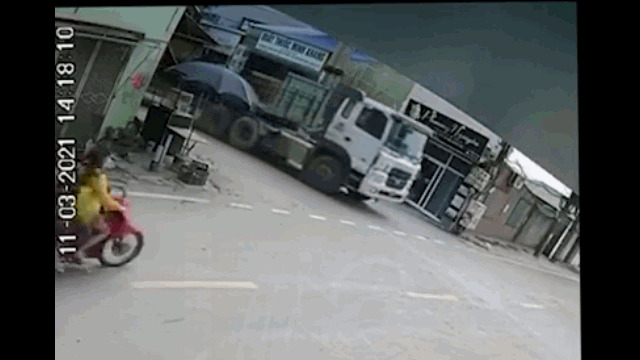 camera giao thong phong xe kep 3 khong doi mu bao hiem 3 co gai tong thang vao xe dau keo