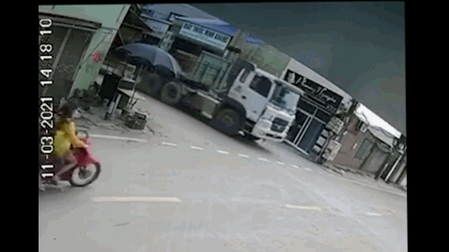 Camera giao thông: Phóng xe kẹp 3 không đội mũ bảo hiểm, 3 cô gái tông thẳng vào xe đầu kéo