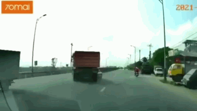 Camera giao thông: Tạt đầu xe tải, ô tô con bị tông xoay ngang rồi văng lên dải phân cách