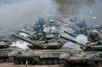 Ukraine điều 450 xe tăng và hàng chục nghìn quân áp sát Donbass