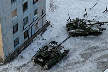 Ukraine tiếp tục tăng cường xe tăng, pháo tự hành tới Donbass