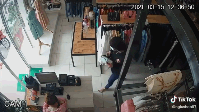 Video: Vào cửa hàng trộm đồ, nữ đạo chích va phải cạnh bàn và nhận cái kết ngoài dự tính