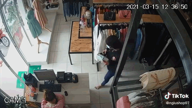 video vao cua hang trom do nu dao chich va phai canh ban va nhan cai ket ngoai du tinh