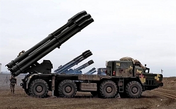 ukraine bat ngo dua bm 30 smerch ap sat crimea giua luc chien su donbass cang thang