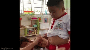 Video: Cậu bé hóp bụng khi cô giáo đo eo khiến dân mạng bật cười vì dễ thương