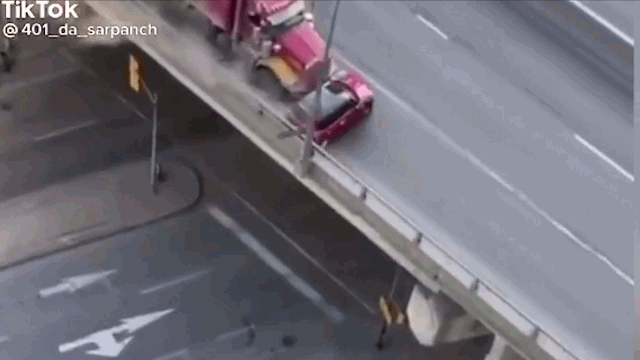 Camera giao thông: Chiếc Mini Cooper bị xe tải ủn đi 500m, tài xế may mắn thoát chết
