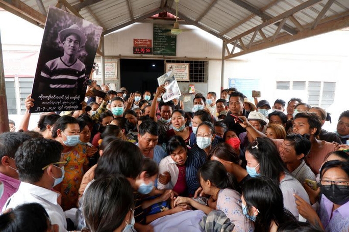 Quân đội Myanmar bất ngờ nổ súng vào đám tang nam sinh viên tử vong sau biểu tình