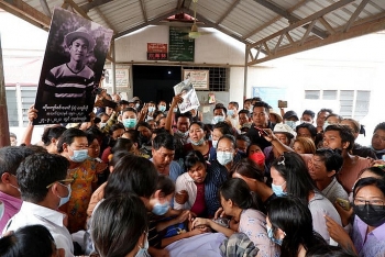 quan doi myanmar bat ngo no sung vao dam tang nam sinh vien tu vong sau bieu tinh