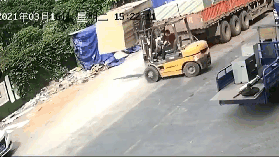 camera giao thong phan xa xuat than thanh nien di xe may thoat chet trong gang tac