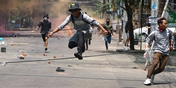 chinh quyen quan su myanmar bat ngo tuyen bo ngung ban